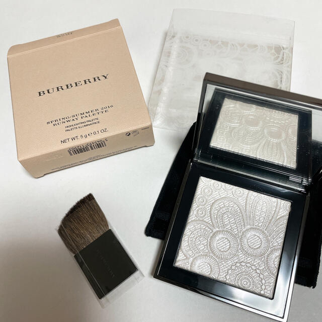 BURBERRY(バーバリー)の【新品・レア】バーバリー ランウェイ ハイライティング パレット 01 ホワイト コスメ/美容のベースメイク/化粧品(フェイスパウダー)の商品写真