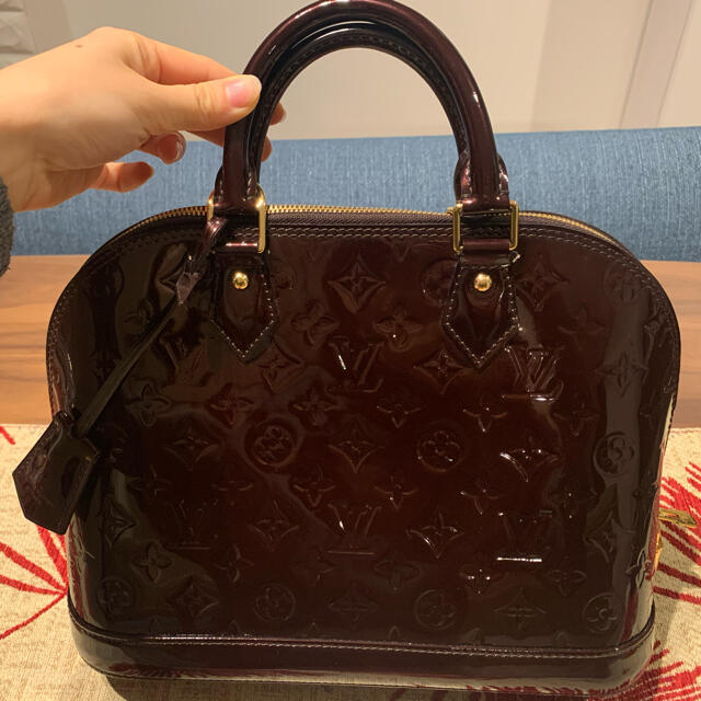 LOUIS VUITTON(ルイヴィトン)のLouis Vuitton ルイヴィトンアルマ　ヴェルニ レディースのバッグ(ハンドバッグ)の商品写真