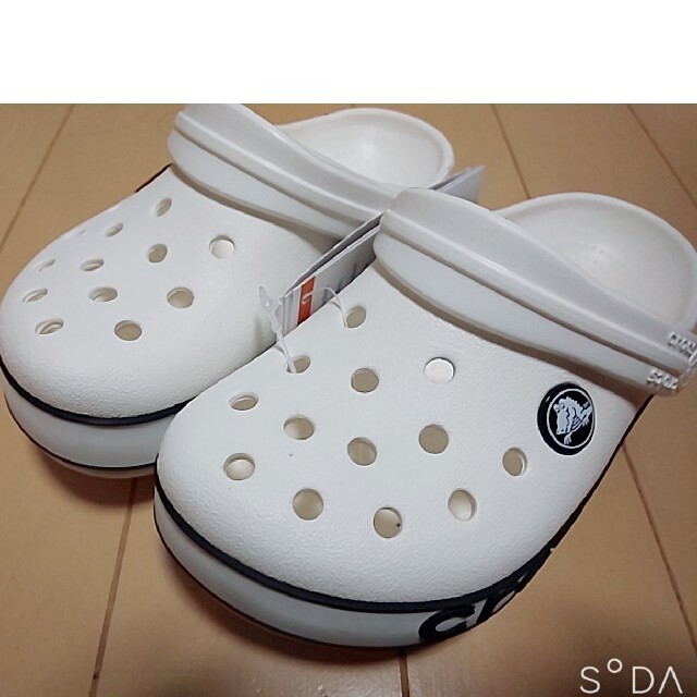 crocs(クロックス)のcrocs サンダル 17.5 白 キッズ/ベビー/マタニティのキッズ靴/シューズ(15cm~)(サンダル)の商品写真