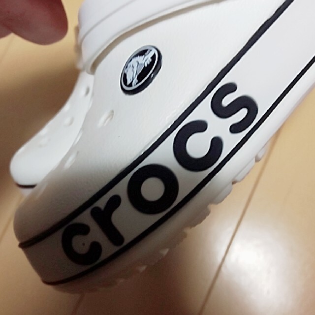 crocs(クロックス)のcrocs サンダル 17.5 白 キッズ/ベビー/マタニティのキッズ靴/シューズ(15cm~)(サンダル)の商品写真