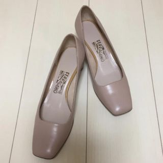 サルヴァトーレフェラガモ(Salvatore Ferragamo)のフェラガモ ピンクベージュパンプス(ハイヒール/パンプス)