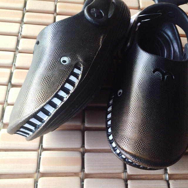 クジラフェイス⁉️キッズサンダル♫18 キッズ/ベビー/マタニティのキッズ靴/シューズ(15cm~)(サンダル)の商品写真
