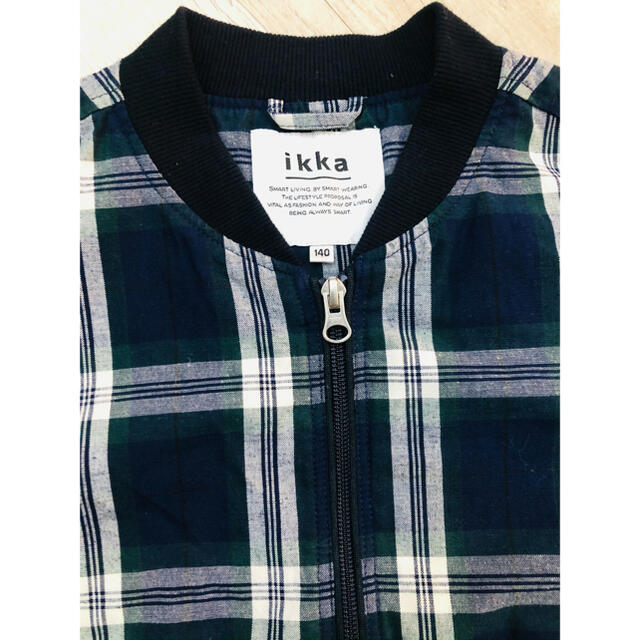 ikka(イッカ)の新品近いキッズikkaチェックジャケット キッズ/ベビー/マタニティのキッズ服男の子用(90cm~)(ジャケット/上着)の商品写真