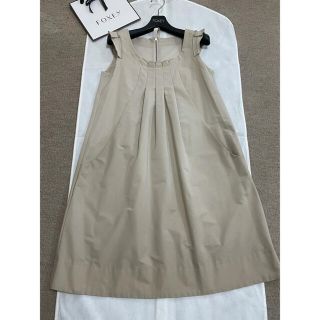 フォクシー(FOXEY)のFOXEY NEW  YORK ベージュワンピース　38サイズ(ひざ丈ワンピース)