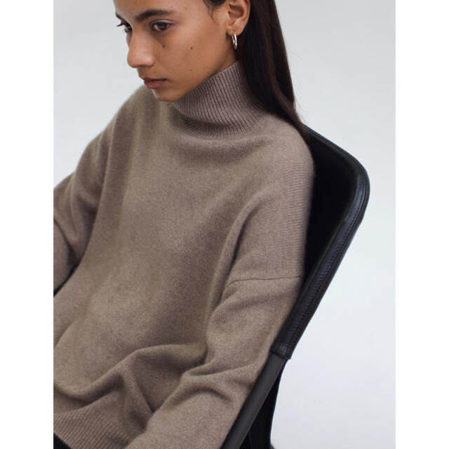 AURALEE BABY CASHMERE KNIT TURTLE NECK レディースのトップス(ニット/セーター)の商品写真