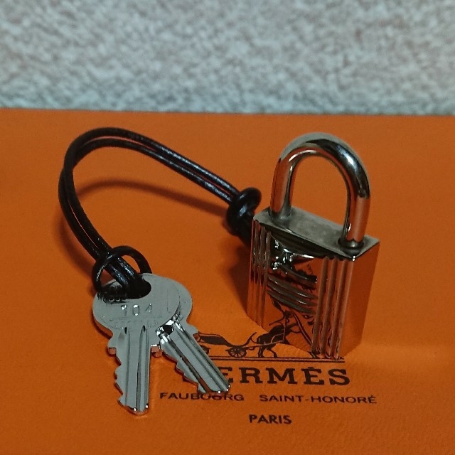 Hermes(エルメス)のHERMESシルバー カデナパドロック南京錠、鍵2本付き！ メンズのアクセサリー(ネックレス)の商品写真