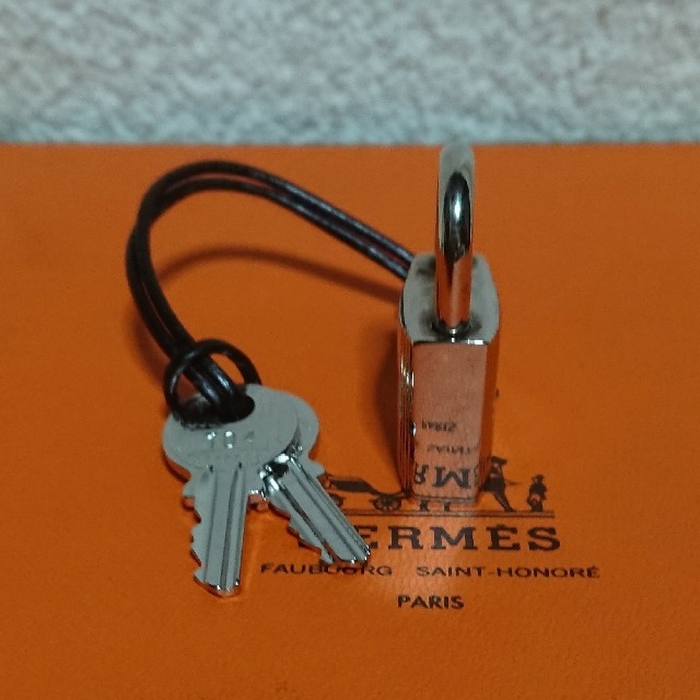 Hermes(エルメス)のHERMESシルバー カデナパドロック南京錠、鍵2本付き！ メンズのアクセサリー(ネックレス)の商品写真