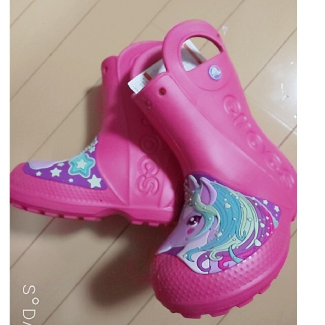 crocs(クロックス)のリク様専用 2日までお取り置き中 crocs ブーツ 17.5 ユニコーン キッズ/ベビー/マタニティのキッズ靴/シューズ(15cm~)(長靴/レインシューズ)の商品写真