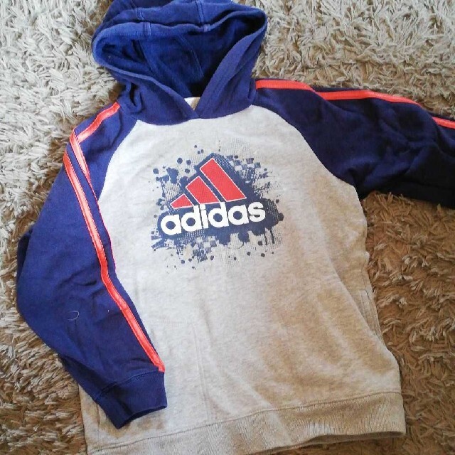 adidas(アディダス)のアディダス　パーカー キッズ/ベビー/マタニティのキッズ服男の子用(90cm~)(Tシャツ/カットソー)の商品写真