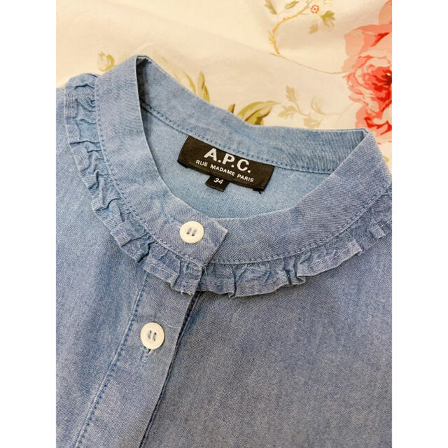 A.P.C(アーペーセー)のA.P.C フリル＆タックカフス デニム 長袖シャツ レディースのトップス(シャツ/ブラウス(長袖/七分))の商品写真