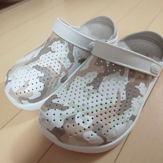 クロックス(crocs)のちるママ様専用 crocs サンダル 迷彩 23(サンダル)