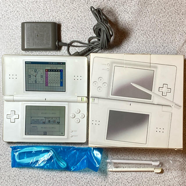 ニンテンドーDS(ニンテンドーDS)のNintendo DS LITE クリスタルホワイト 本体 エンタメ/ホビーのゲームソフト/ゲーム機本体(携帯用ゲーム機本体)の商品写真