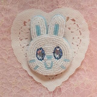 Delphinium ハンドメイド ビーズ刺繍 ブローチ うさぎ  ファンシー(コサージュ/ブローチ)