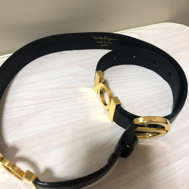 Ferragamo(フェラガモ)のフェラガモ　ベルト　ゴールド金具　バングル75黒　ロゴ　マーク　正規品レディース レディースのファッション小物(ベルト)の商品写真