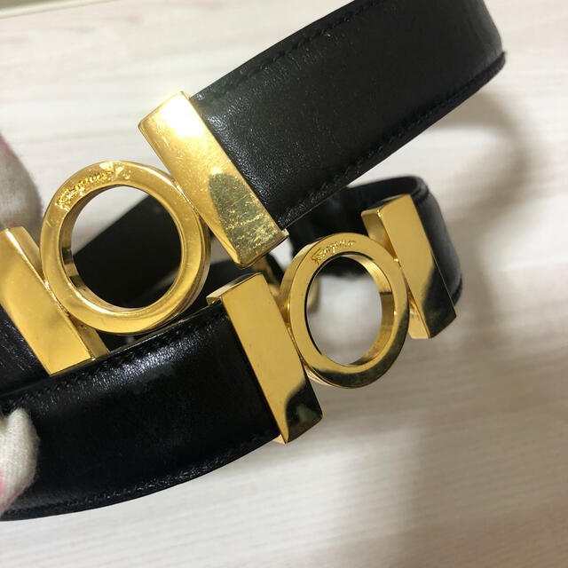 Ferragamo(フェラガモ)のフェラガモ　ベルト　ゴールド金具　バングル75黒　ロゴ　マーク　正規品レディース レディースのファッション小物(ベルト)の商品写真