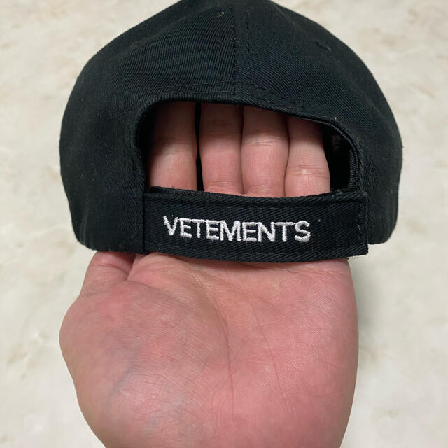 Supreme(シュプリーム)のVETEMENTS ヴェトモン キャップ 黒 メンズの帽子(キャップ)の商品写真