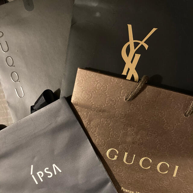 Gucci(グッチ)のブランド紙袋4枚組(gucci/ysl/suqqu/ipsa) レディースのバッグ(ショップ袋)の商品写真