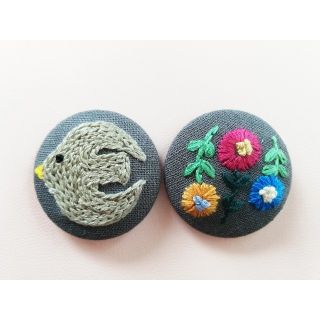 no.488 お花と小鳥の刺繍のくるみボタンブローチ(コサージュ/ブローチ)