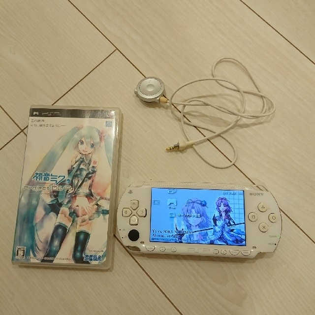 PlayStation Portable(プレイステーションポータブル)のトランプ様専用！良品☆psp本体☆白 動作OK♪バッテリー、リモコン付き。 エンタメ/ホビーのゲームソフト/ゲーム機本体(携帯用ゲーム機本体)の商品写真