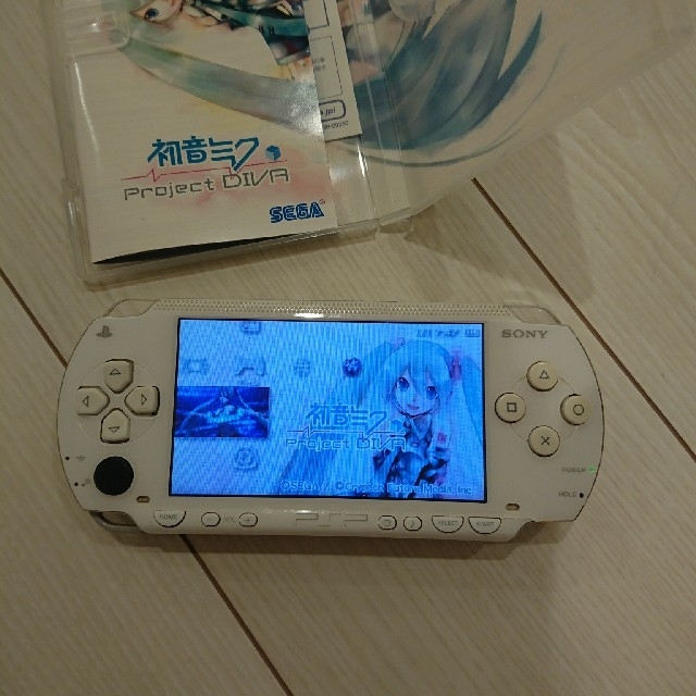 PlayStation Portable(プレイステーションポータブル)のトランプ様専用！良品☆psp本体☆白 動作OK♪バッテリー、リモコン付き。 エンタメ/ホビーのゲームソフト/ゲーム機本体(携帯用ゲーム機本体)の商品写真