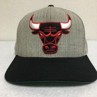 ミッチェルアンドネス(MITCHELL & NESS)の【週末セール】NBA シカゴブルズ刺繍ロゴキャップ2個セット　グレーとブラック赤(キャップ)