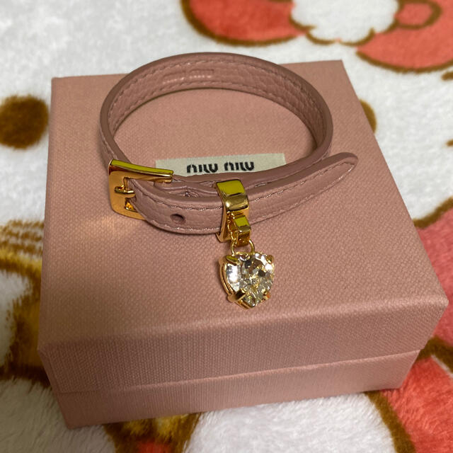 MIUMIUマドラスレザークリスタルハートチャームブレスレット