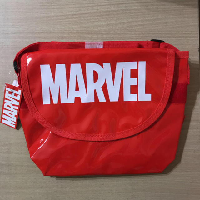 MARVEL(マーベル)のMARVEL ミニメッセンジャーバック レッド レディースのバッグ(ショルダーバッグ)の商品写真