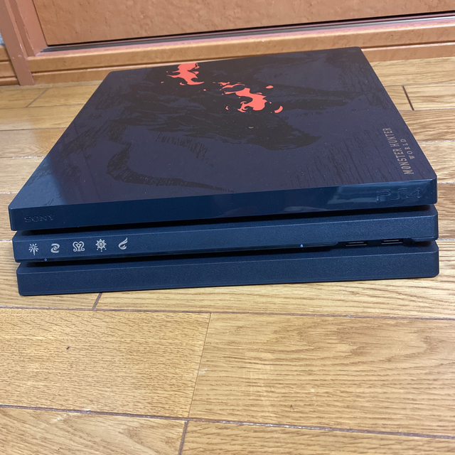 PlayStation4(プレイステーション4)のPS4 pro 1TB リオレウスエディション 予備コントローラーセット エンタメ/ホビーのゲームソフト/ゲーム機本体(家庭用ゲーム機本体)の商品写真