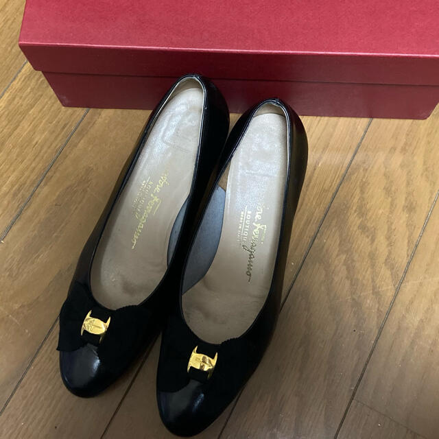 Salvatore Ferragamo(サルヴァトーレフェラガモ)のフェラガモ　ヴェラ　リボン　パンプス レディースの靴/シューズ(ハイヒール/パンプス)の商品写真