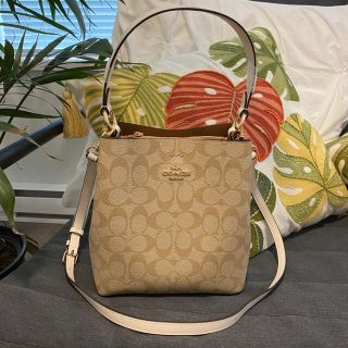 コーチ(COACH)の大特価☆ 未使用COACHコーチ2wayタウンバケットライトカーキシグニチャー柄(ショルダーバッグ)