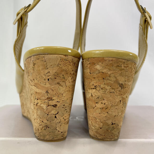 JIMMY CHOO(ジミーチュウ)のジミーチュウ オープントゥ エナメル ミュール 厚底 ウェッジソール レディースの靴/シューズ(サンダル)の商品写真
