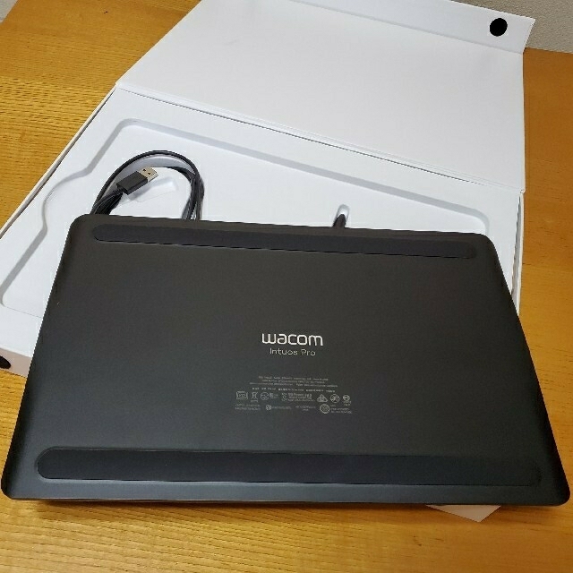 Wacom(ワコム)のワコム　板タブ　Wacom Intuos Pro M　PTH-660/K0 スマホ/家電/カメラのPC/タブレット(タブレット)の商品写真