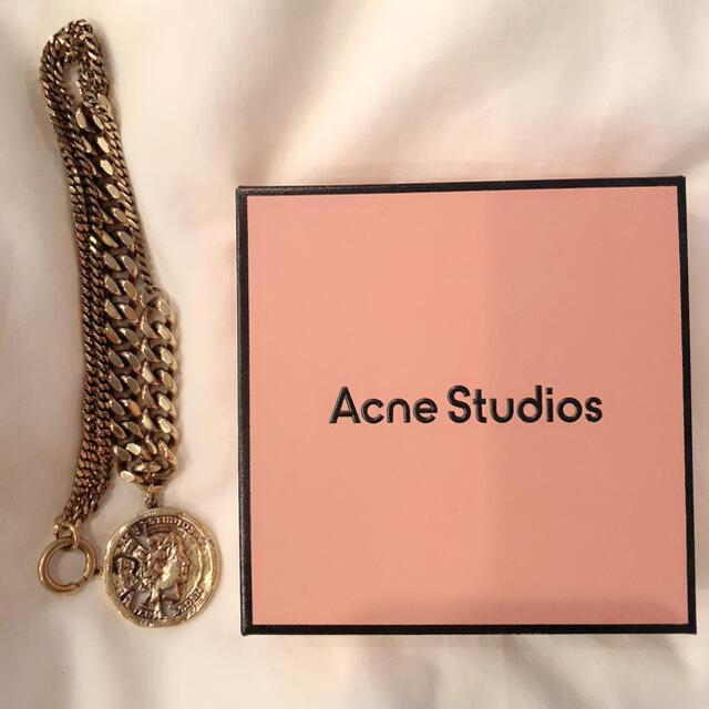 ACNE(アクネ)のペンダントネックレス アンティークゴールド レディースのアクセサリー(ネックレス)の商品写真