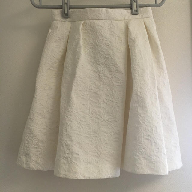 Rirandture(リランドチュール)のRirandtune花柄型押しスカート白 レディースのスカート(ミニスカート)の商品写真