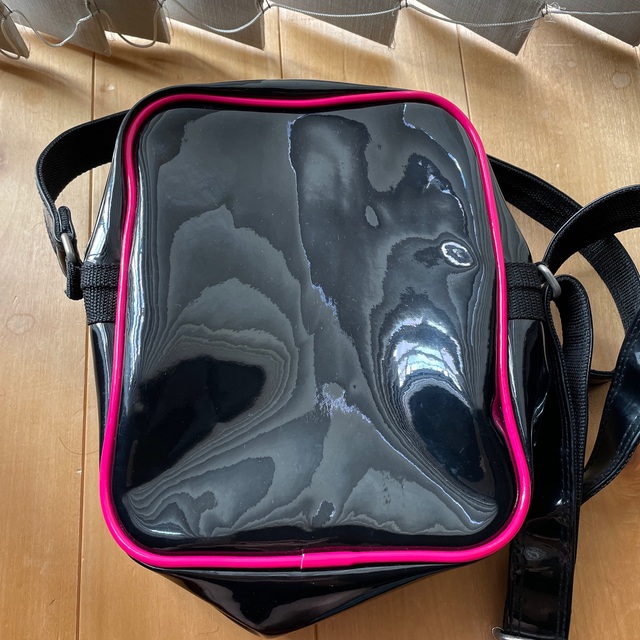 YONEX(ヨネックス)のヨネックス　エナメル　バック レディースのバッグ(ショルダーバッグ)の商品写真