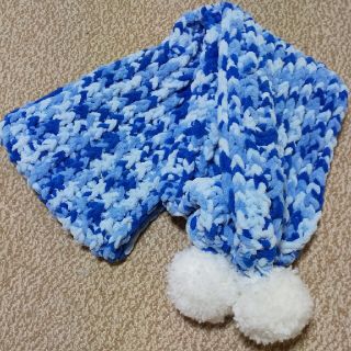 ポンポン付きブルーの青いマフラーハンドメイド(マフラー/ショール)