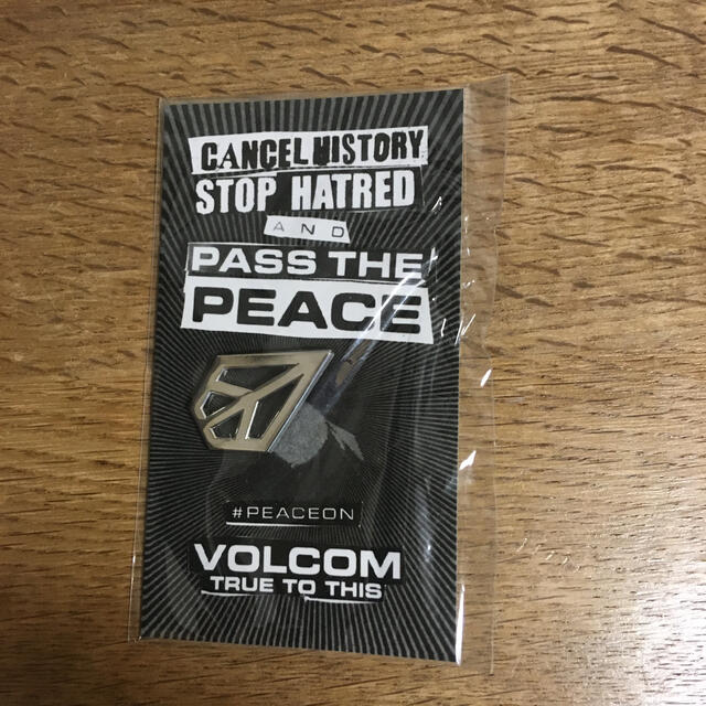 volcom(ボルコム)の未開封新品　ボルコム　VOLCOM ピンバッチ　 スポーツ/アウトドアのスノーボード(アクセサリー)の商品写真