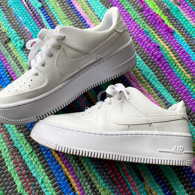 NIKE(ナイキ)の美品！Air Force 1 sage low エアフォース US6 23cm レディースの靴/シューズ(スニーカー)の商品写真