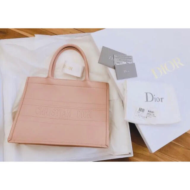 Dior(ディオール)のディオール　レザー　ブックトート　スモール　DIOR BOOK TOTE レディースのバッグ(トートバッグ)の商品写真