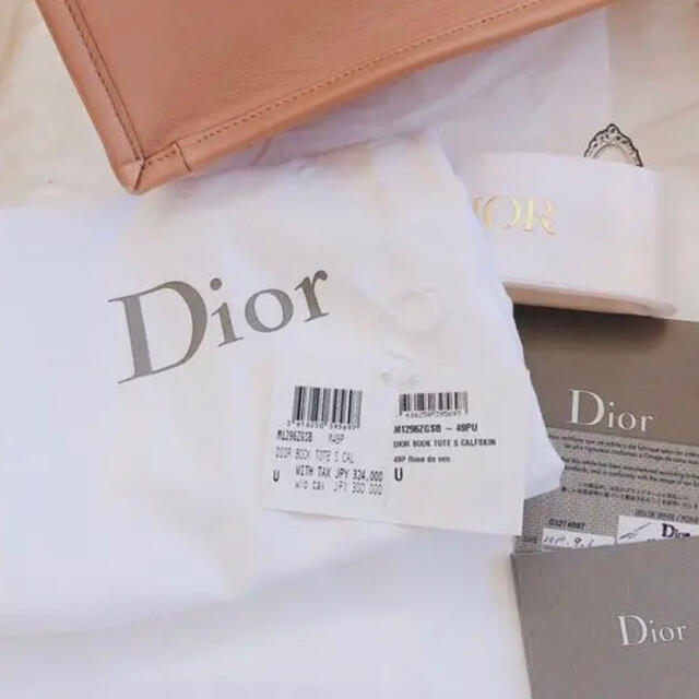 Dior(ディオール)のディオール　レザー　ブックトート　スモール　DIOR BOOK TOTE レディースのバッグ(トートバッグ)の商品写真