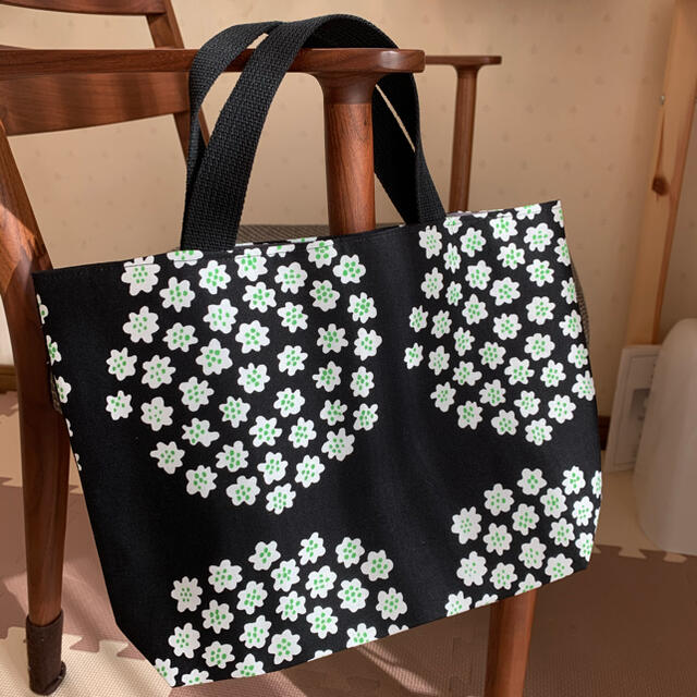 marimekko(マリメッコ)のマリメッコ  プケッティ黒　マチありトートバッグ ハンドメイドのファッション小物(バッグ)の商品写真