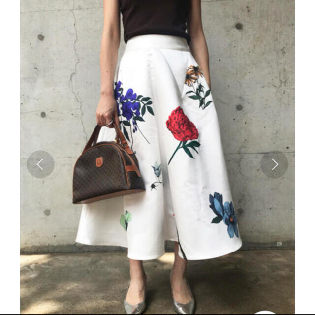 Ameri VINTAGE(アメリヴィンテージ)のAMERI AMANDA FLARE SKIRT アメリ　ホワイト レディースのスカート(ロングスカート)の商品写真