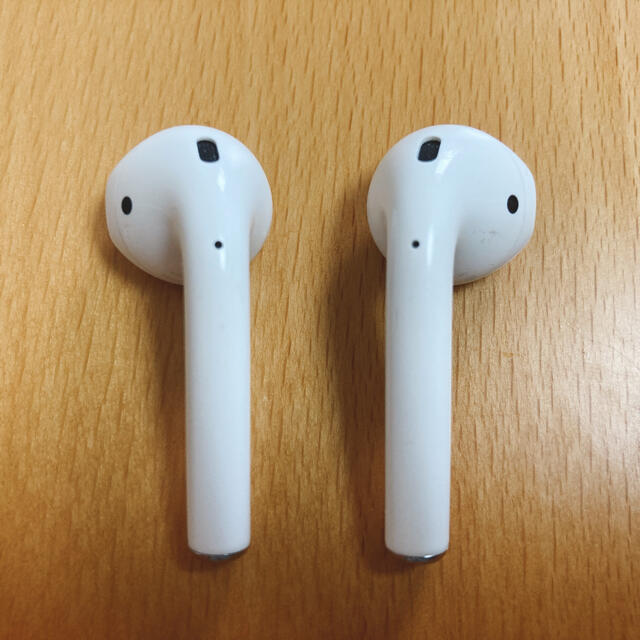 Apple(アップル)のAir Pods　エアーポッズ　本体 + ケース スマホ/家電/カメラのオーディオ機器(ヘッドフォン/イヤフォン)の商品写真