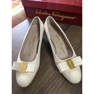 サルヴァトーレフェラガモ(Salvatore Ferragamo)の【SALE】サルヴァトーレ フェラガモ VARAパンプス　US4.5(ハイヒール/パンプス)