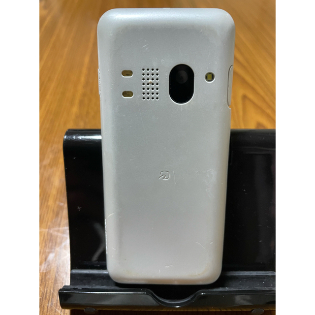 京セラ(キョウセラ)のau GRATINA 4G(KYF31) 白　携帯　WiFi スマホ/家電/カメラのスマートフォン/携帯電話(携帯電話本体)の商品写真