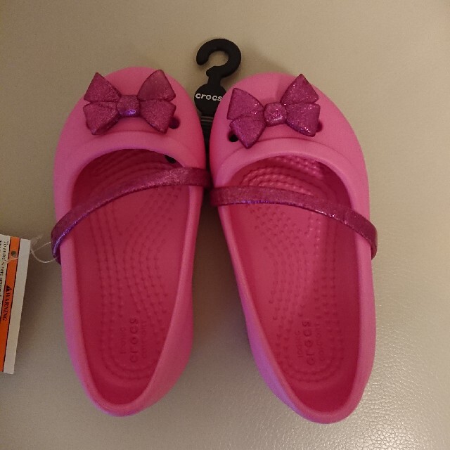 crocs(クロックス)の≪更に値下げ≫【新品未使用】crocsサンダル 14cm ピンク（タグ付） キッズ/ベビー/マタニティのベビー靴/シューズ(~14cm)(サンダル)の商品写真