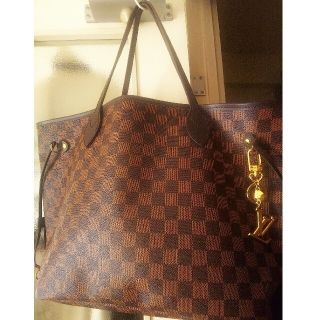 ルイヴィトン(LOUIS VUITTON)の新品同様 ルイヴィトン ダミエ柄トートバッグとチャーム(トートバッグ)