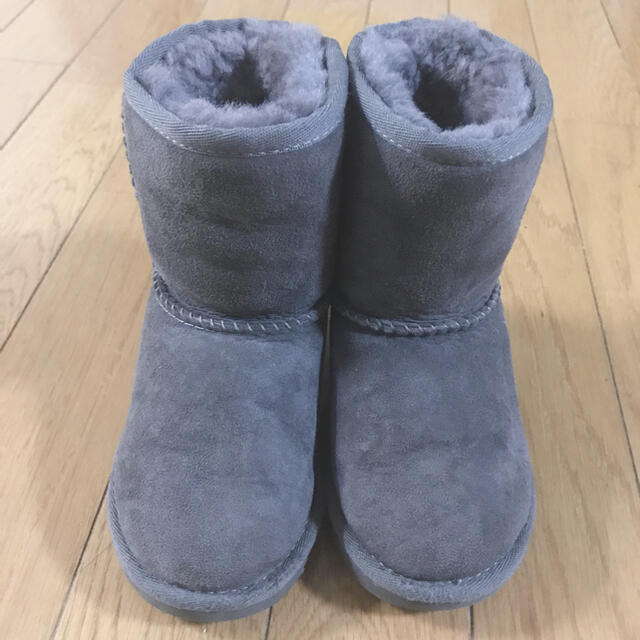 UGG(アグ)のUGGキッズブーツ キッズ/ベビー/マタニティのキッズ靴/シューズ(15cm~)(ブーツ)の商品写真