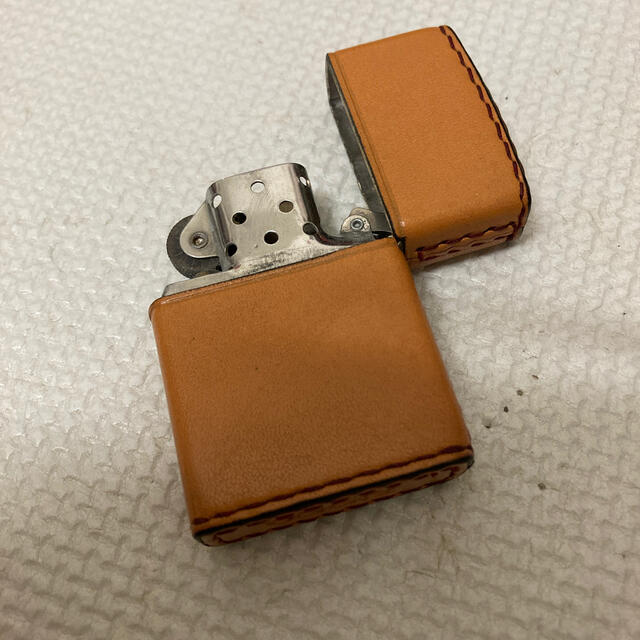 ZIPPO(ジッポー)のzippo オイルライター 皮 キャメルカラー メンズのファッション小物(タバコグッズ)の商品写真