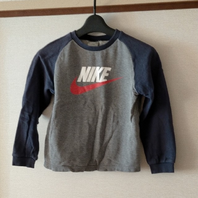 NIKE(ナイキ)のNIKEトレーナー130 キッズ/ベビー/マタニティのキッズ服男の子用(90cm~)(Tシャツ/カットソー)の商品写真